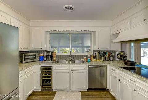 Kitchen - 704 Brenmar St, Brandon, MS 39042 photo 2 of 5