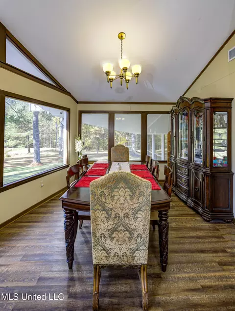 Dining - 704 Brenmar St, Brandon, MS 39042 photo 2 of 6