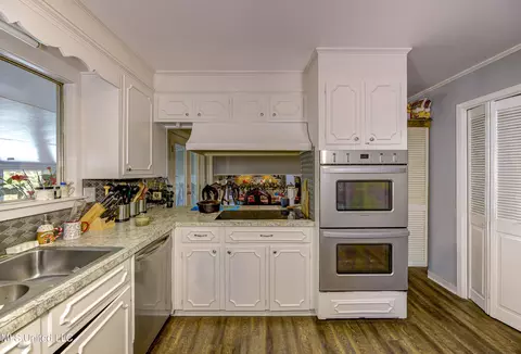 Kitchen - 704 Brenmar St, Brandon, MS 39042 photo 4 of 5