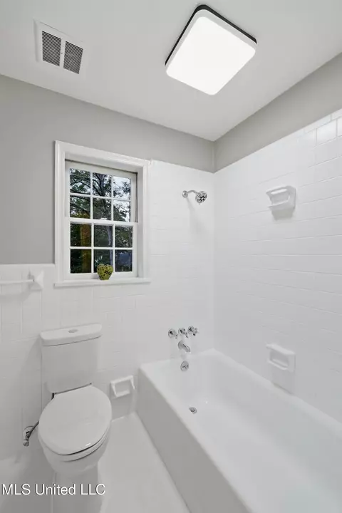 Bath - 2040 Brecon Dr, Jackson, MS 39211 photo 6 of 9