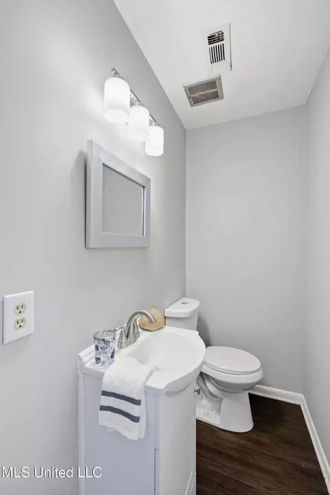 Bath - 2040 Brecon Dr, Jackson, MS 39211 photo 2 of 9