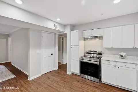 Kitchen - 2040 Brecon Dr, Jackson, MS 39211 photo 2 of 3