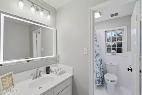 Bath - 2040 Brecon Dr, Jackson, MS 39211 photo 7 of 9