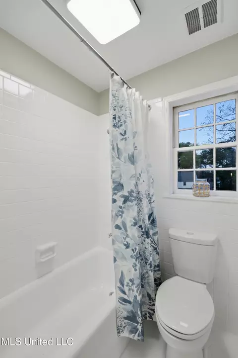 Bath - 2040 Brecon Dr, Jackson, MS 39211 photo 9 of 9