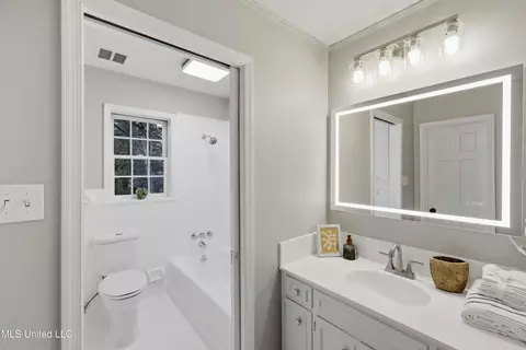 Bath - 2040 Brecon Dr, Jackson, MS 39211 photo 5 of 9