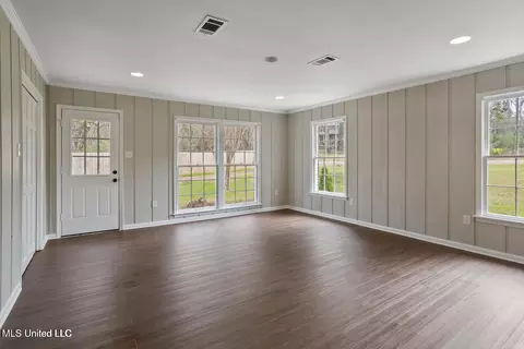 Living - 2040 Brecon Dr, Jackson, MS 39211 photo 1 of 5