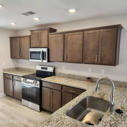 Kitchen - 7720 Ferndale Dr, Olive Branch, MS 38654 photo 2 of 3