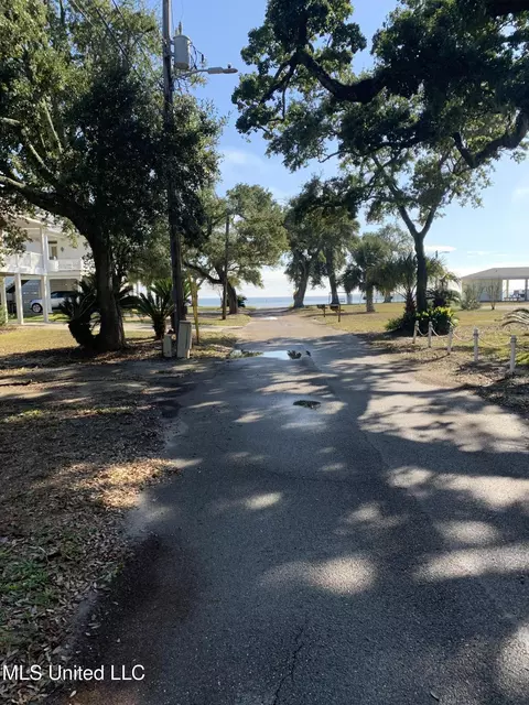 106 Vista Dr, Pass Christian, MS 39571