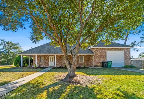 200 8th St, Bay Saint Louis, MS 39520