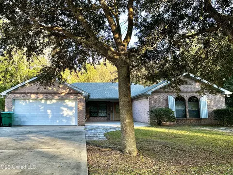 704 Hidden Oaks Dr, Ocean Springs, MS 39564