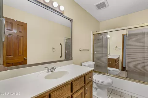 Bath - 4441 Big Horn Dr, Nesbit, MS 38651 photo 3 of 3