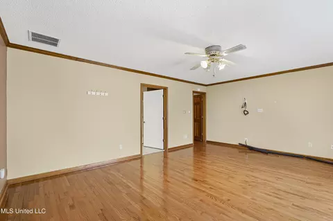 Living - 4441 Big Horn Dr, Nesbit, MS 38651 photo 6 of 7