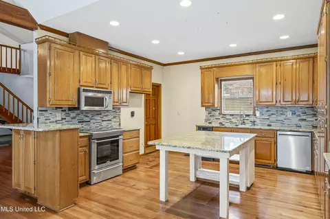 Kitchen - 4441 Big Horn Dr, Nesbit, MS 38651 photo 2 of 3