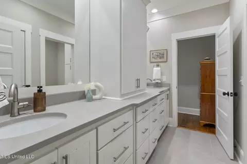 Bath - 2342 Wild Valley Dr, Jackson, MS 39211 photo 4 of 6