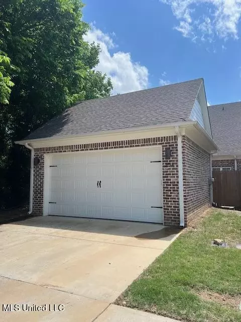 Exterior - 186 E South St, Hernando, MS 38632 photo 2 of 5