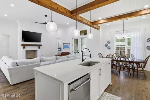 Kitchen - 246 Arbor Trl, Brandon, MS 39047 photo 3 of 4