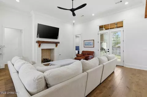 Living - 246 Arbor Trl, Brandon, MS 39047 photo 2 of 2