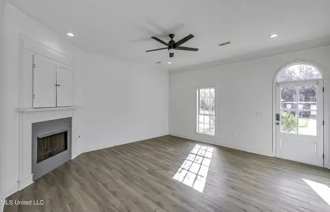 Living - 1116 Ellington Ct, Brandon, MS 39042 photo 3 of 5