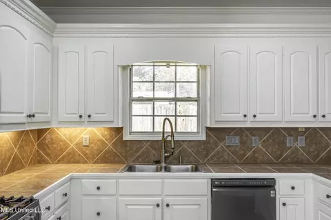 Kitchen - 1116 Ellington Ct, Brandon, MS 39042 photo 3 of 6