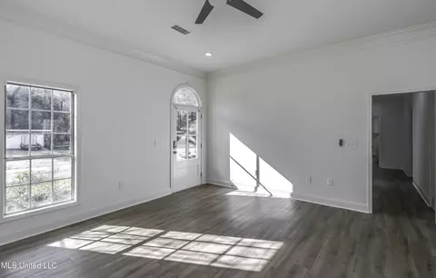 Living - 1116 Ellington Ct, Brandon, MS 39042 photo 1 of 5
