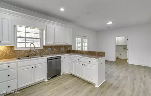 Kitchen - 1116 Ellington Ct, Brandon, MS 39042 photo 4 of 6