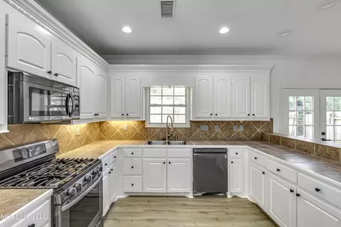 Kitchen - 1116 Ellington Ct, Brandon, MS 39042 photo 1 of 6