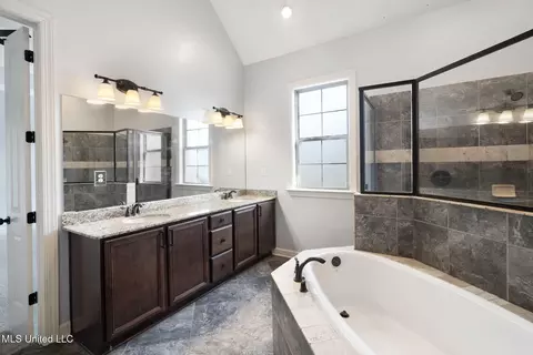 Bath - 4809 Bakersfield Dr, Nesbit, MS 38651 photo 2 of 4
