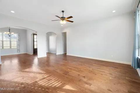 Living - 4809 Bakersfield Dr, Nesbit, MS 38651 photo 3 of 4