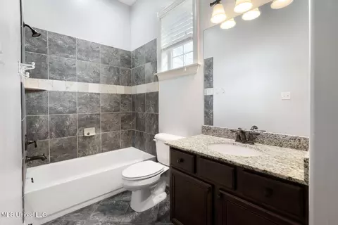 Bath - 4809 Bakersfield Dr, Nesbit, MS 38651 photo 3 of 4