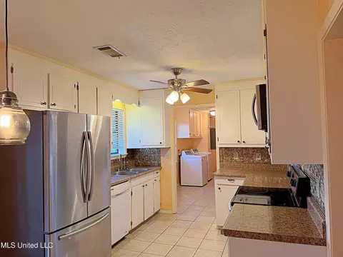 Kitchen - 4011 Midway Rd, Carthage, MS 39051 photo 2 of 4