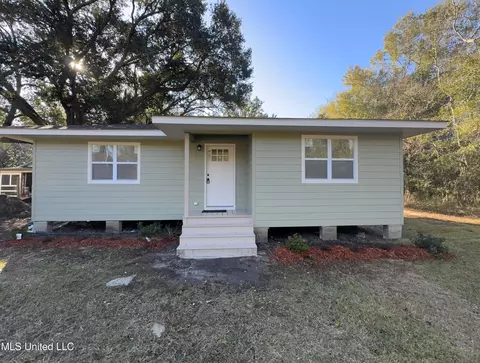 507 Dicks St, Waveland, MS 39576