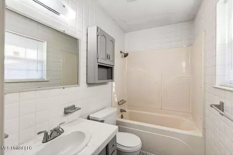 Bath - 640 Peyton Dr, Biloxi, MS 39530 photo 1 of 3