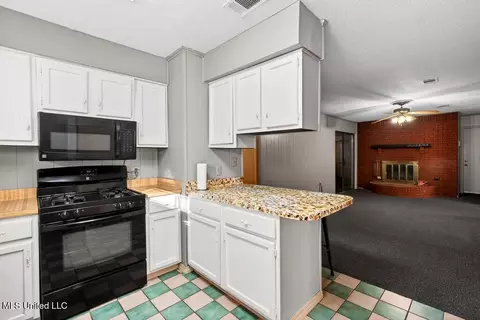 Kitchen - 640 Peyton Dr, Biloxi, MS 39530 photo 4 of 4