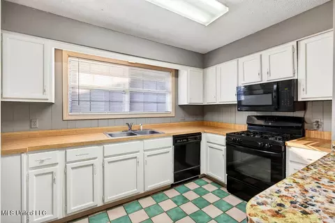 Kitchen - 640 Peyton Dr, Biloxi, MS 39530 photo 2 of 4