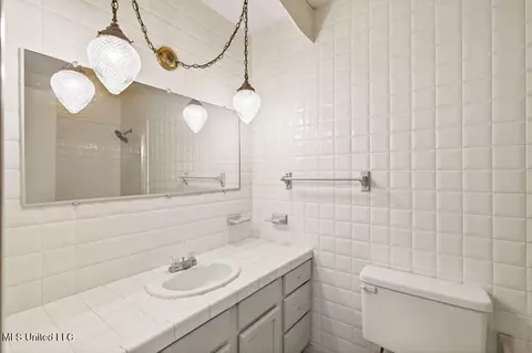 Bath - 640 Peyton Dr, Biloxi, MS 39530 photo 2 of 3