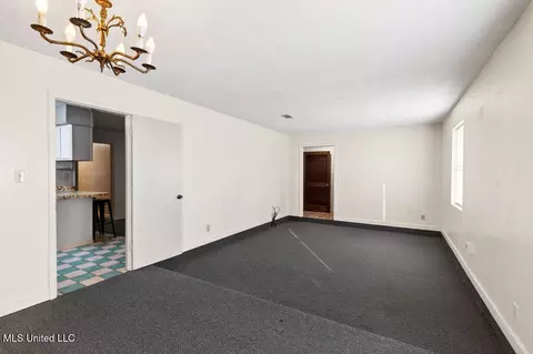 Living - 640 Peyton Dr, Biloxi, MS 39530 photo 2 of 6