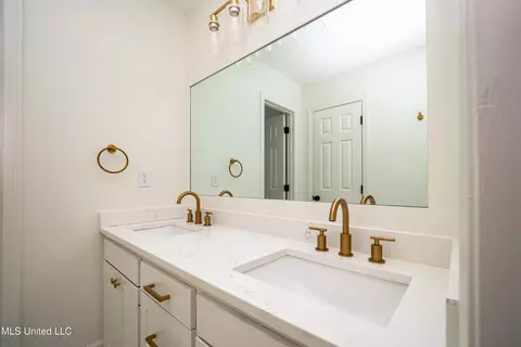 Bath - 217 Bayview Dr, Madison, MS 39110 photo 4 of 11