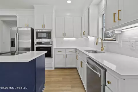 Kitchen - 217 Bayview Dr, Madison, MS 39110 photo 2 of 5