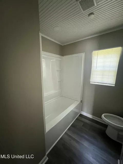 Bath - 2261 Paden St, Jackson, MS 39204 photo 4 of 5