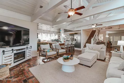 Living - 3016 Ed Parker Rd, Moss Point, MS 39562 photo 3 of 5