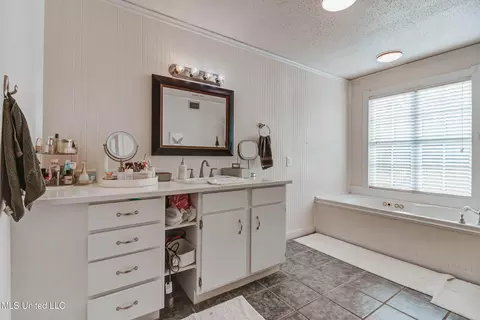 Bath - 3016 Ed Parker Rd, Moss Point, MS 39562 photo 2 of 8