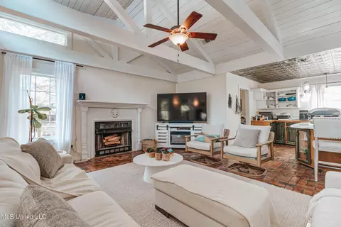 Living - 3016 Ed Parker Rd, Moss Point, MS 39562 photo 4 of 5