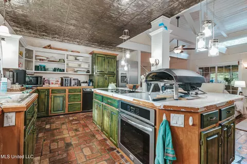 Kitchen - 3016 Ed Parker Rd, Moss Point, MS 39562 photo 8 of 10