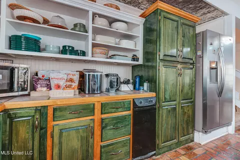 Kitchen - 3016 Ed Parker Rd, Moss Point, MS 39562 photo 4 of 10