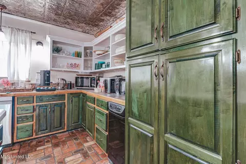 Kitchen - 3016 Ed Parker Rd, Moss Point, MS 39562 photo 3 of 10