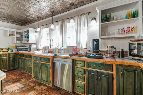 Kitchen - 3016 Ed Parker Rd, Moss Point, MS 39562 photo 5 of 10