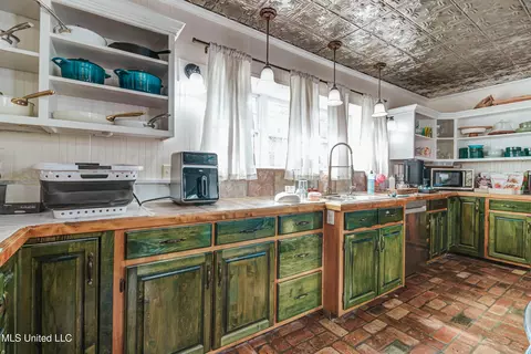Kitchen - 3016 Ed Parker Rd, Moss Point, MS 39562 photo 7 of 10