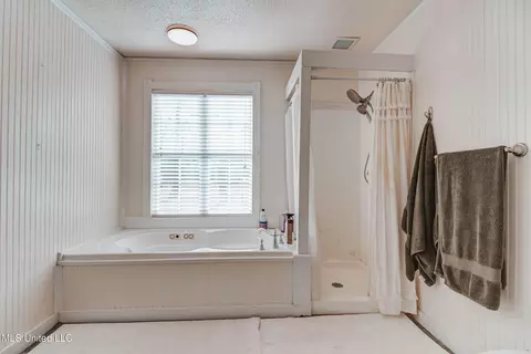 Bath - 3016 Ed Parker Rd, Moss Point, MS 39562 photo 4 of 8