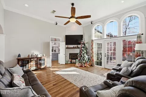 Living - 513 Windsor Dr, Brandon, MS 39047 photo 1 of 1