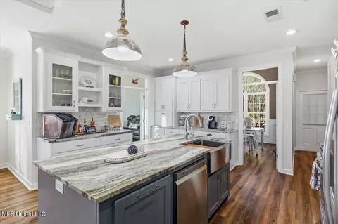 Kitchen - 513 Windsor Dr, Brandon, MS 39047 photo 4 of 6
